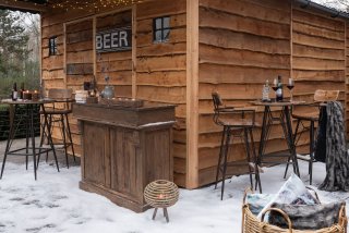 Tabouret de bar bistro TROB en métal noir et bois naturel.
